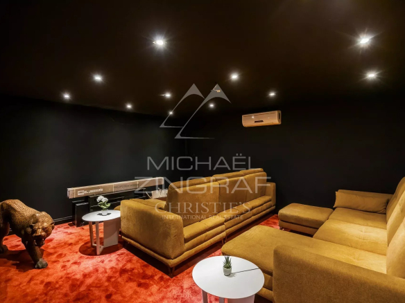 Intérieur d'une salle de cinéma avec canapé et décoration moderne, Grasse.