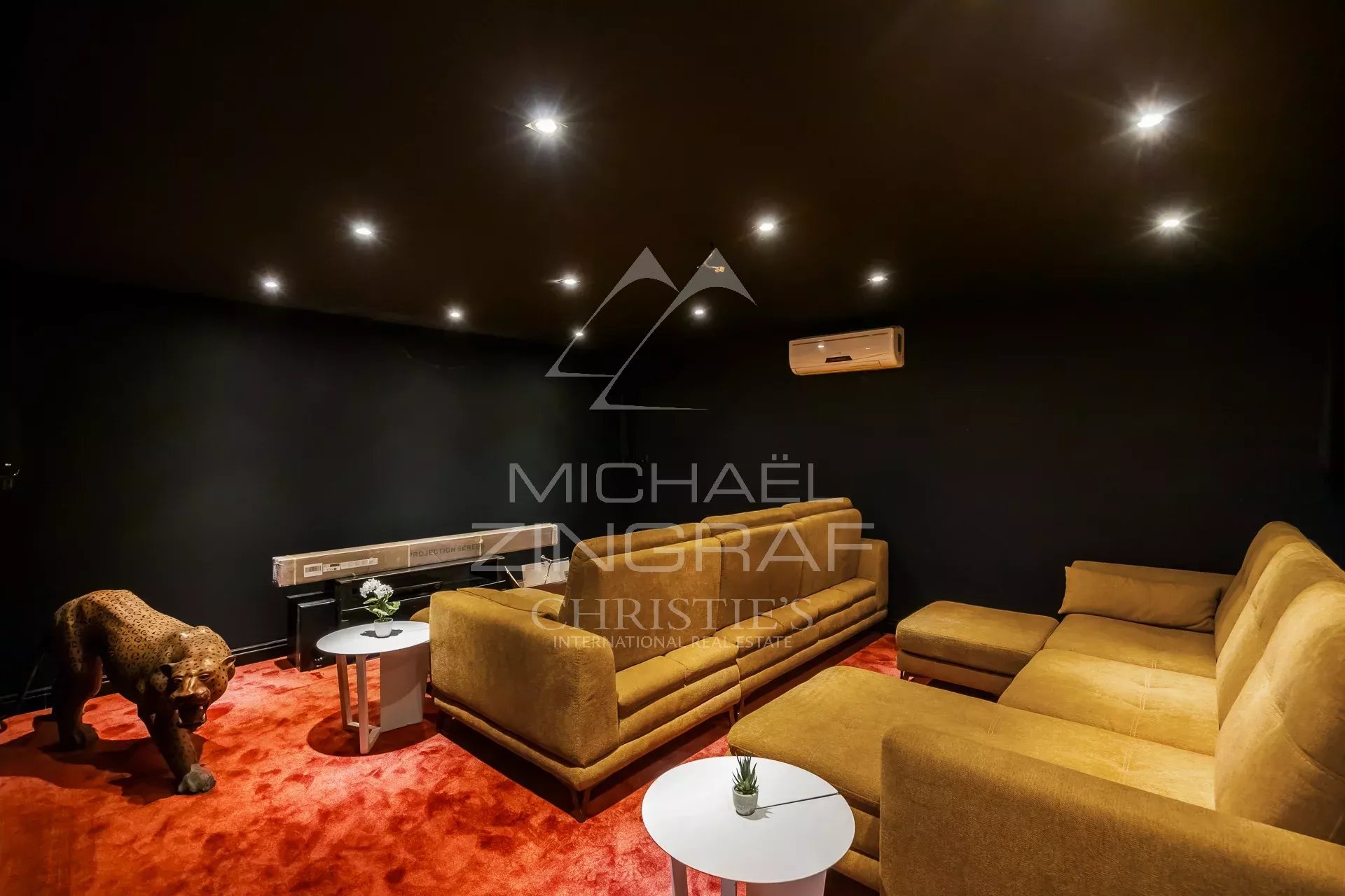 Salle de cinéma contemporaine Intérieur d'une salle de cinéma avec canapé et décoration moderne, Grasse.
