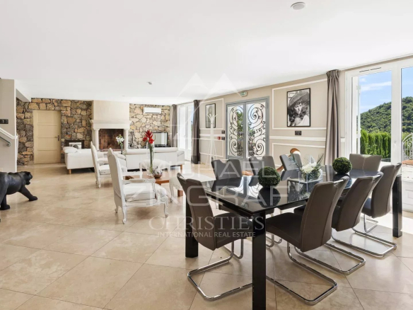 Intérieur d'une villa contemporaine à Grasse avec salle à manger et salon lumineux.