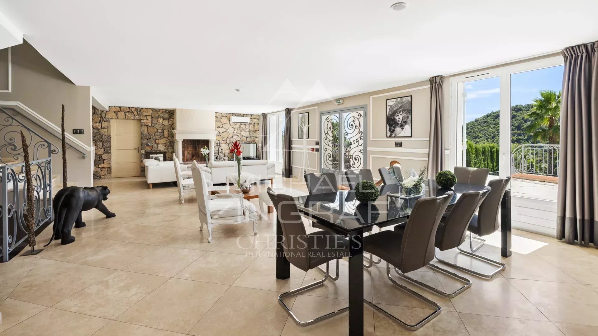 Intérieur d’une villa à Grasse Intérieur d'une villa contemporaine à Grasse avec salle à manger et salon lumineux.