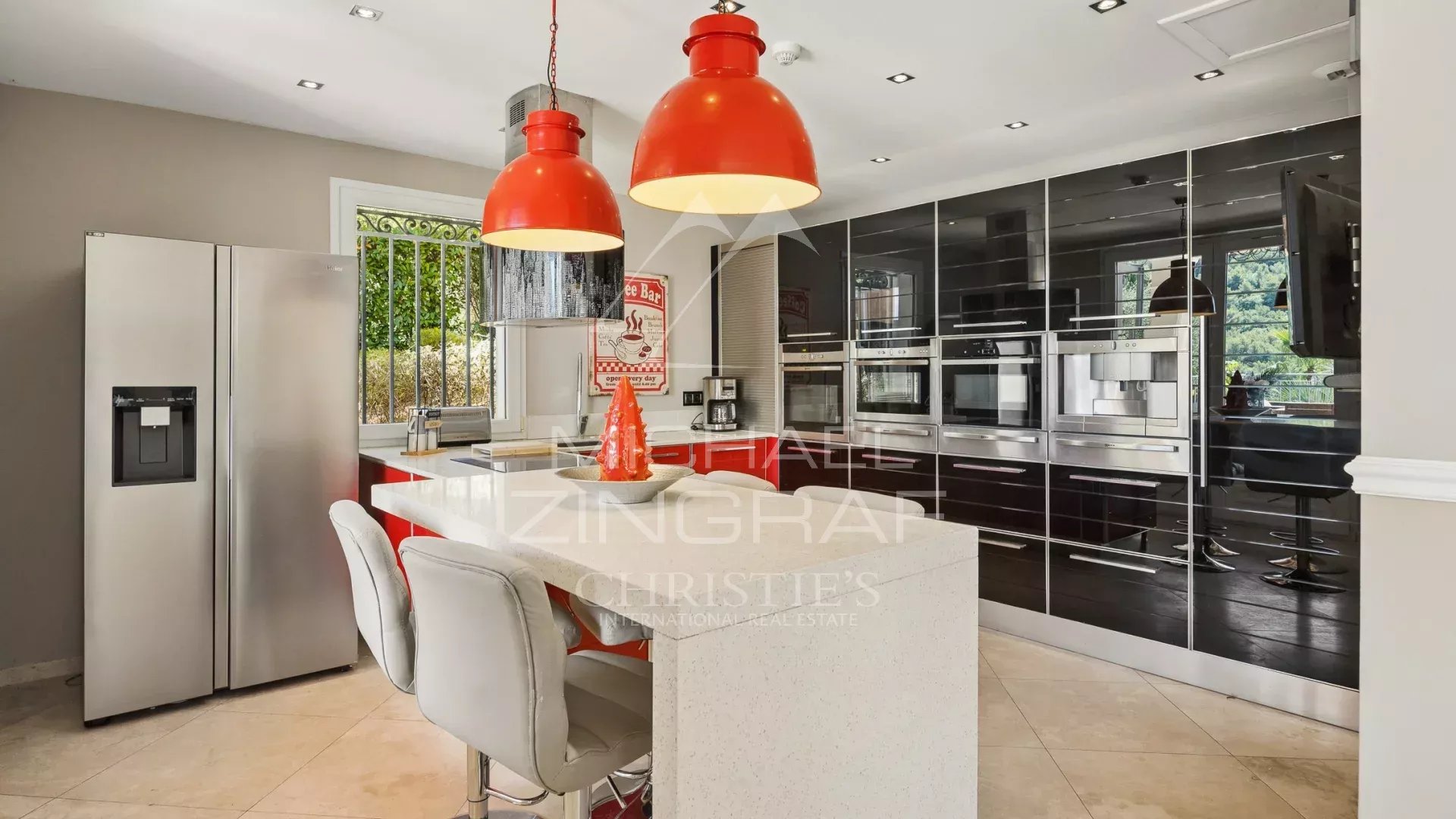 Cuisine contemporaine à Grasse Cuisine moderne avec îlot central et appareils électroménagers intégrés dans une villa à Grasse.