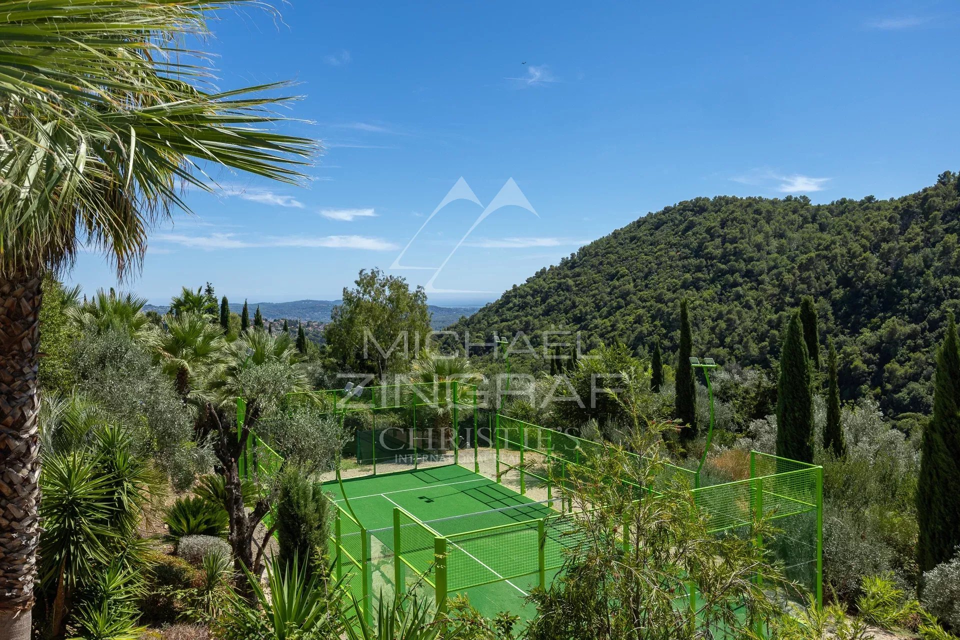 Villa contemporaine à Grasse Vue dégagée sur un jardin méditerranéen avec un court de tennis à Grasse.