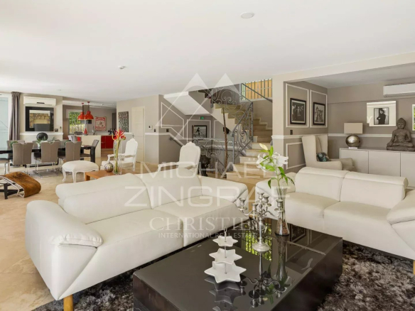 Intérieur d'une villa contemporaine à Grasse avec salon spacieux et décoration moderne.