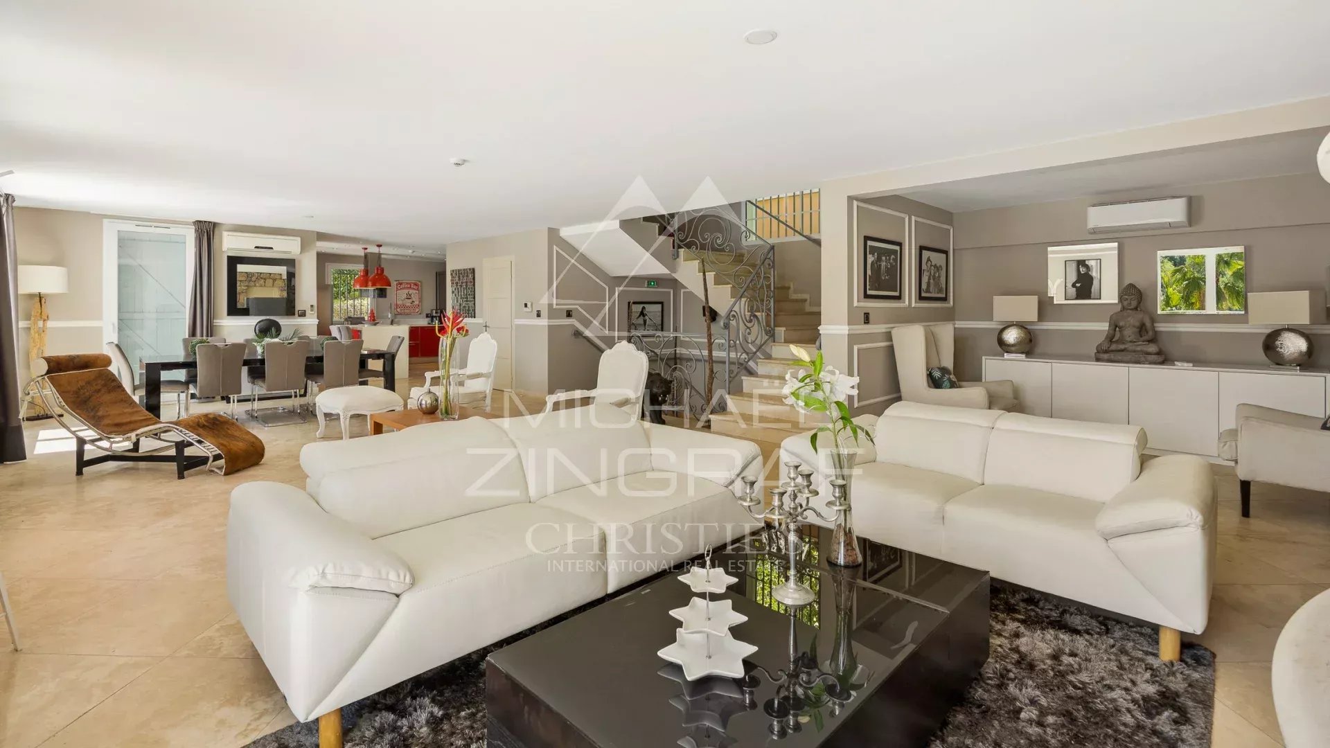 Intérieur d’une villa à Grasse Intérieur d'une villa contemporaine à Grasse avec salon spacieux et décoration moderne.