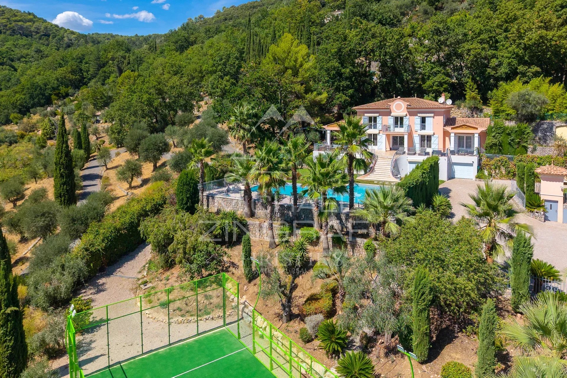 Villa contemporaine à Grasse Vue aérienne d'une villa contemporaine à Grasse avec piscine et jardin méditerranéen.