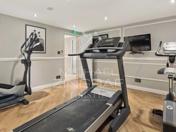 Salle de sport équipée avec tapis de course et vélo d'appartement dans une villa contemporaine à Grasse.