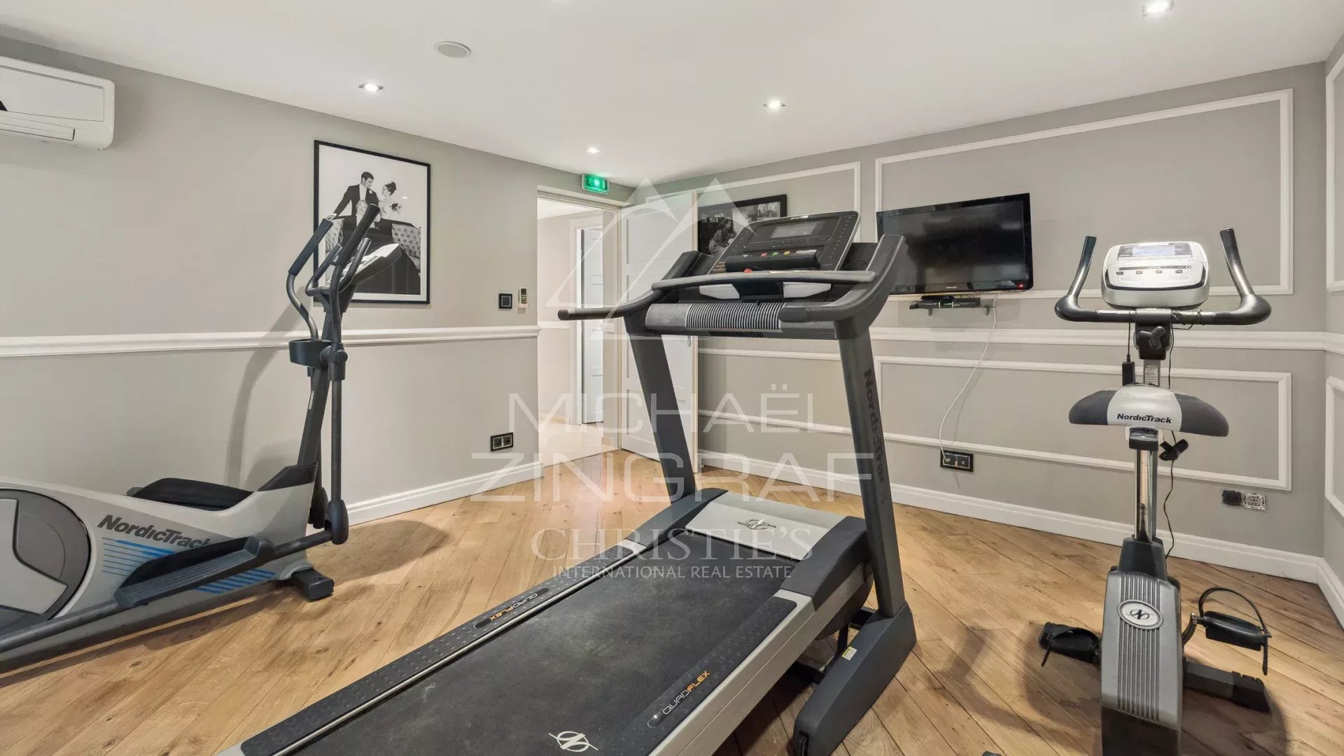 Salle de sport dans une villa à Grasse Salle de sport équipée avec tapis de course et vélo d'appartement dans une villa contemporaine à Grasse.