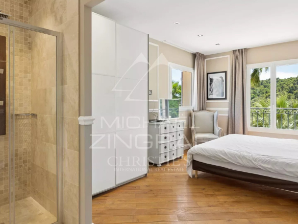 Chambre d'une bastide contemporaine à Grasse avec salle de bain attenante et vue sur la nature.