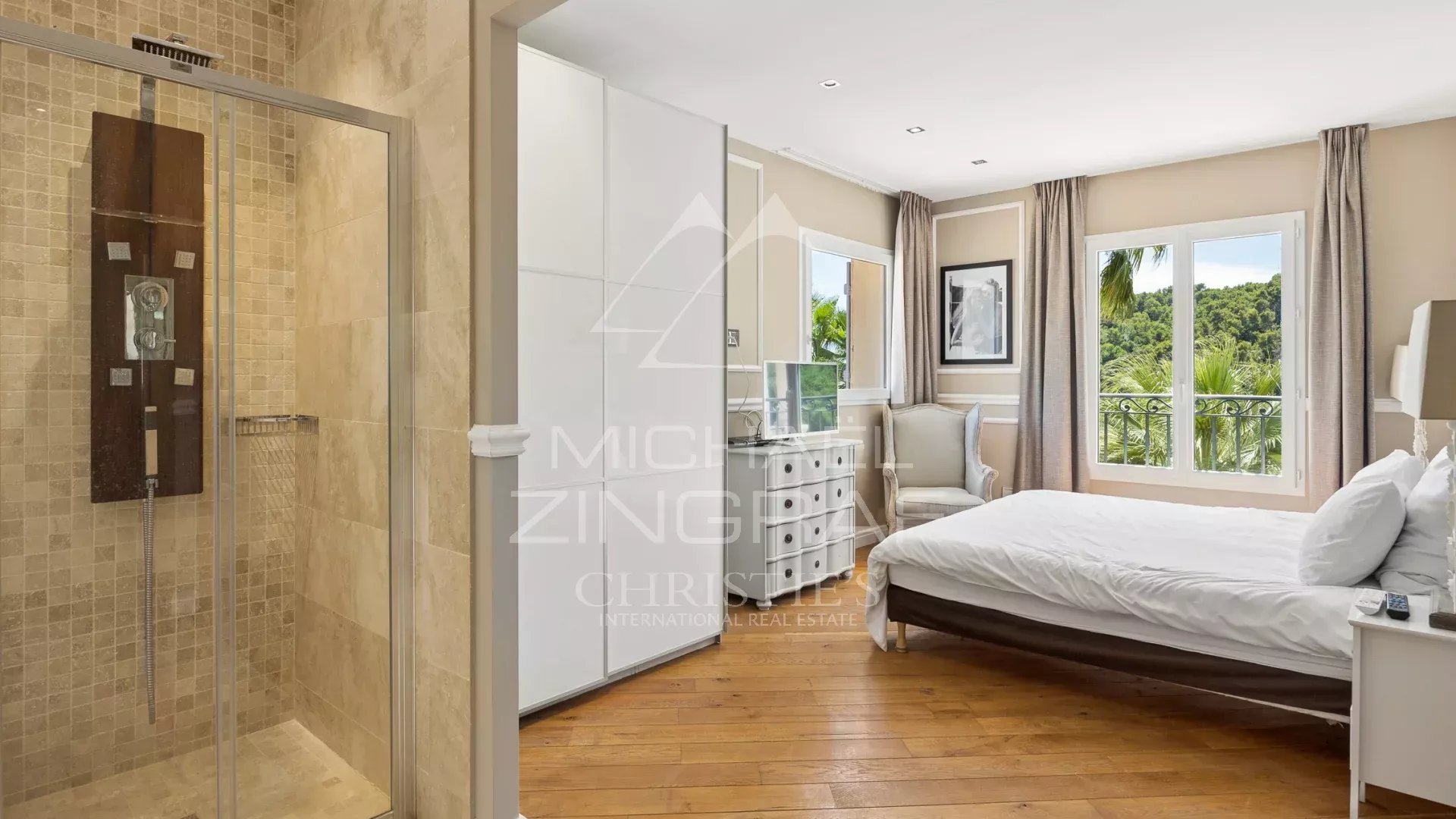 Chambre d'une bastide contemporaine à Grasse avec salle de bain attenante et vue sur la nature.