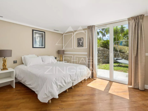 Chambre d'une bastide contemporaine à Grasse avec lit simple et accès à l'extérieur.