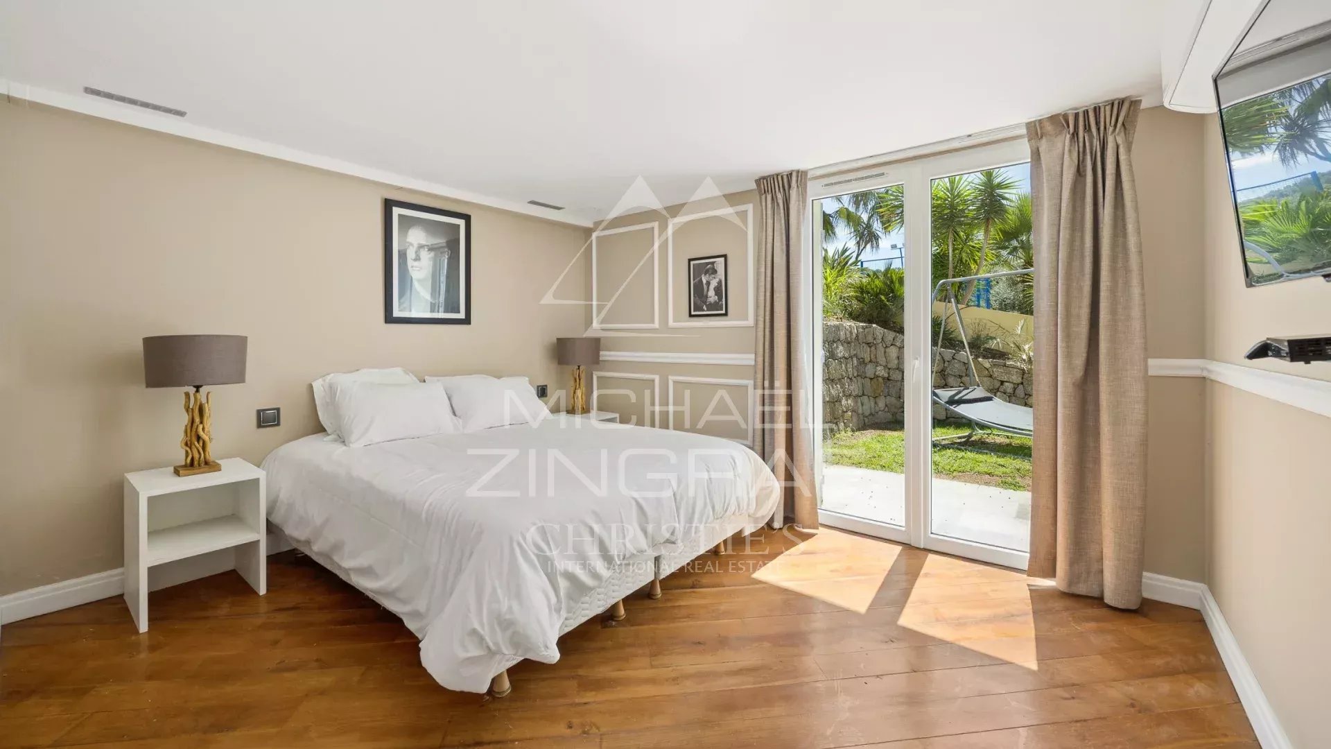 Chambre d'une bastide contemporaine à Grasse avec lit simple et accès à l'extérieur.
