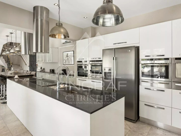 Cuisine moderne et spacieuse d'une bastide contemporaine à Grasse, avec équipements de haute qualité.