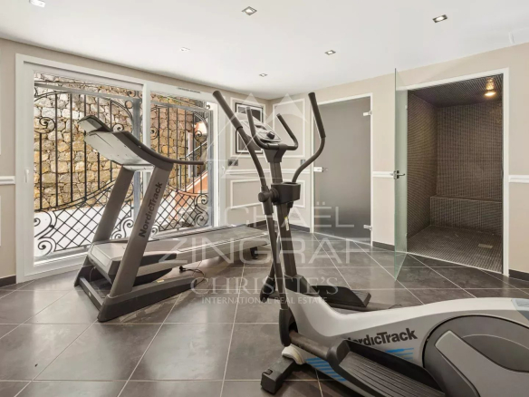 Salle de sport avec équipements de fitness dans une bastide contemporaine à Grasse.