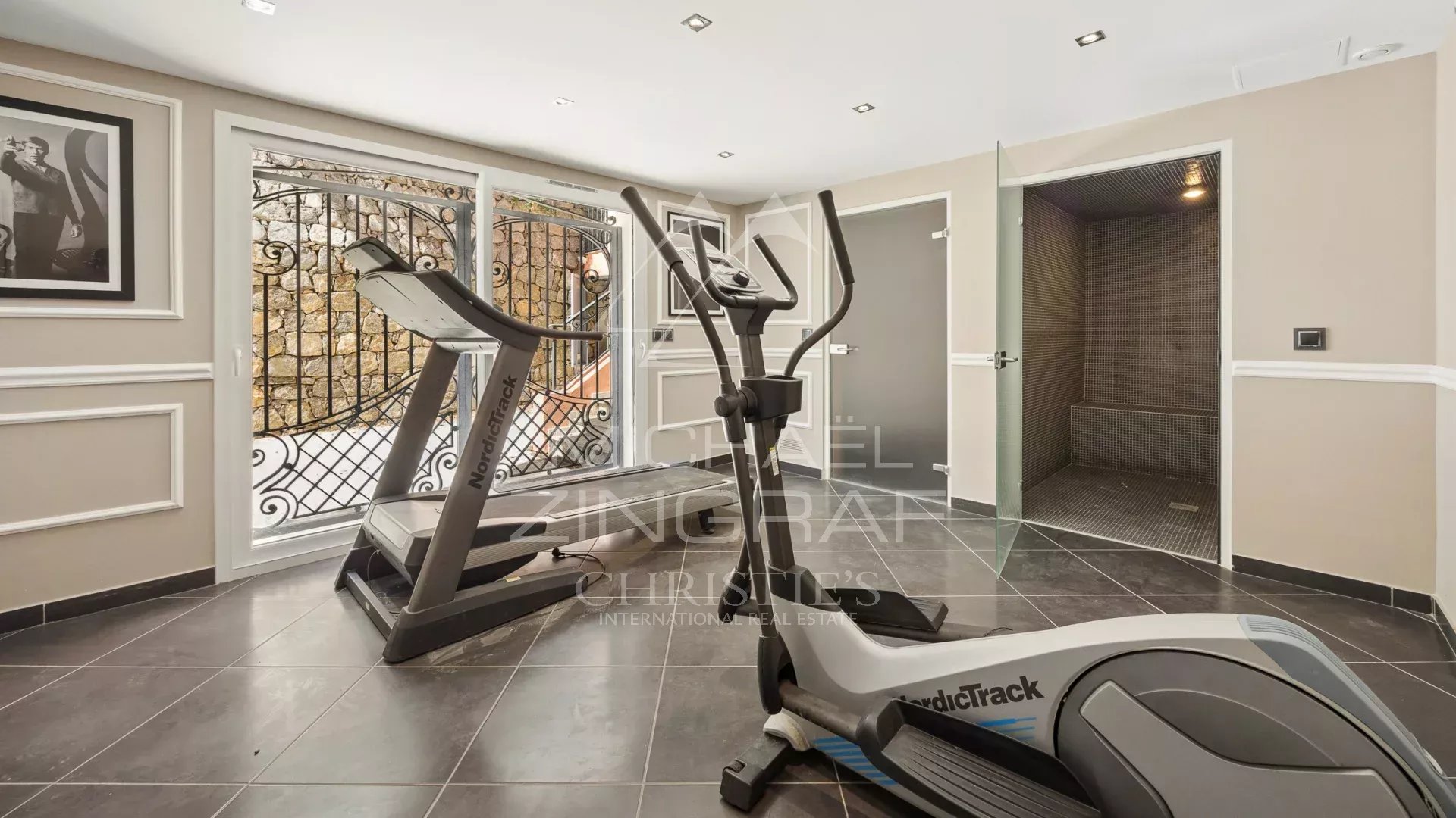 Salle de sport avec équipements de fitness dans une bastide contemporaine à Grasse.