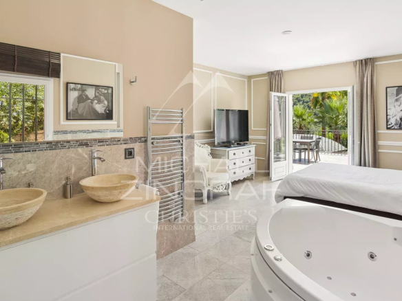 Salle de bains moderne avec baignoire et double vasque dans une bastide contemporaine à Grasse.