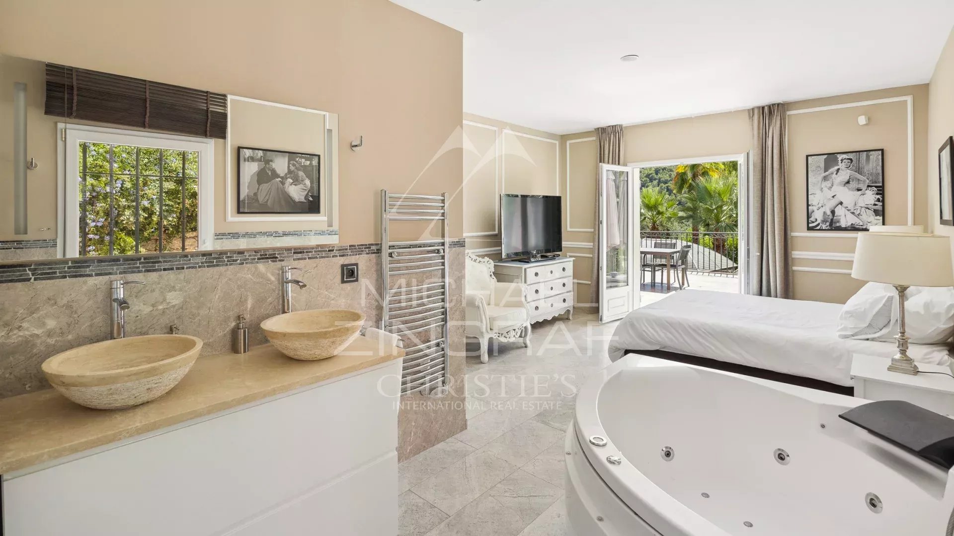 Salle de bains moderne avec baignoire et double vasque dans une bastide contemporaine à Grasse.
