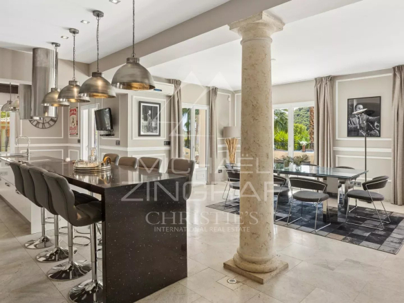 Intérieur d'une bastide contemporaine à Grasse avec cuisine moderne et salle à manger.