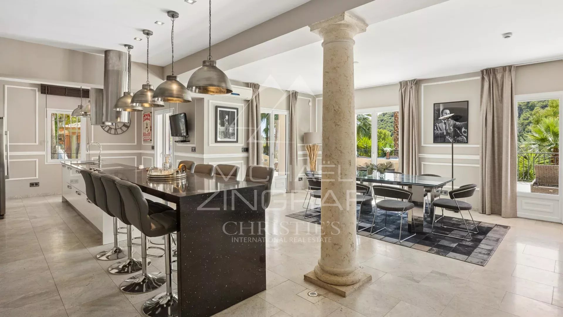 Intérieur d'une bastide contemporaine à Grasse avec cuisine moderne et salle à manger.