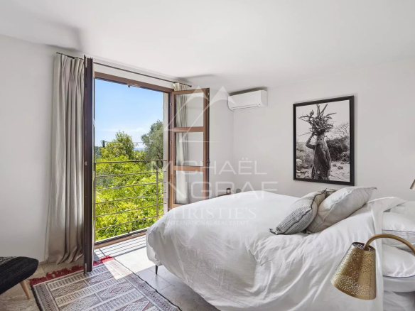 Room in a Mediterranean villa in Châteauneuf-Grasse with a view of nature.