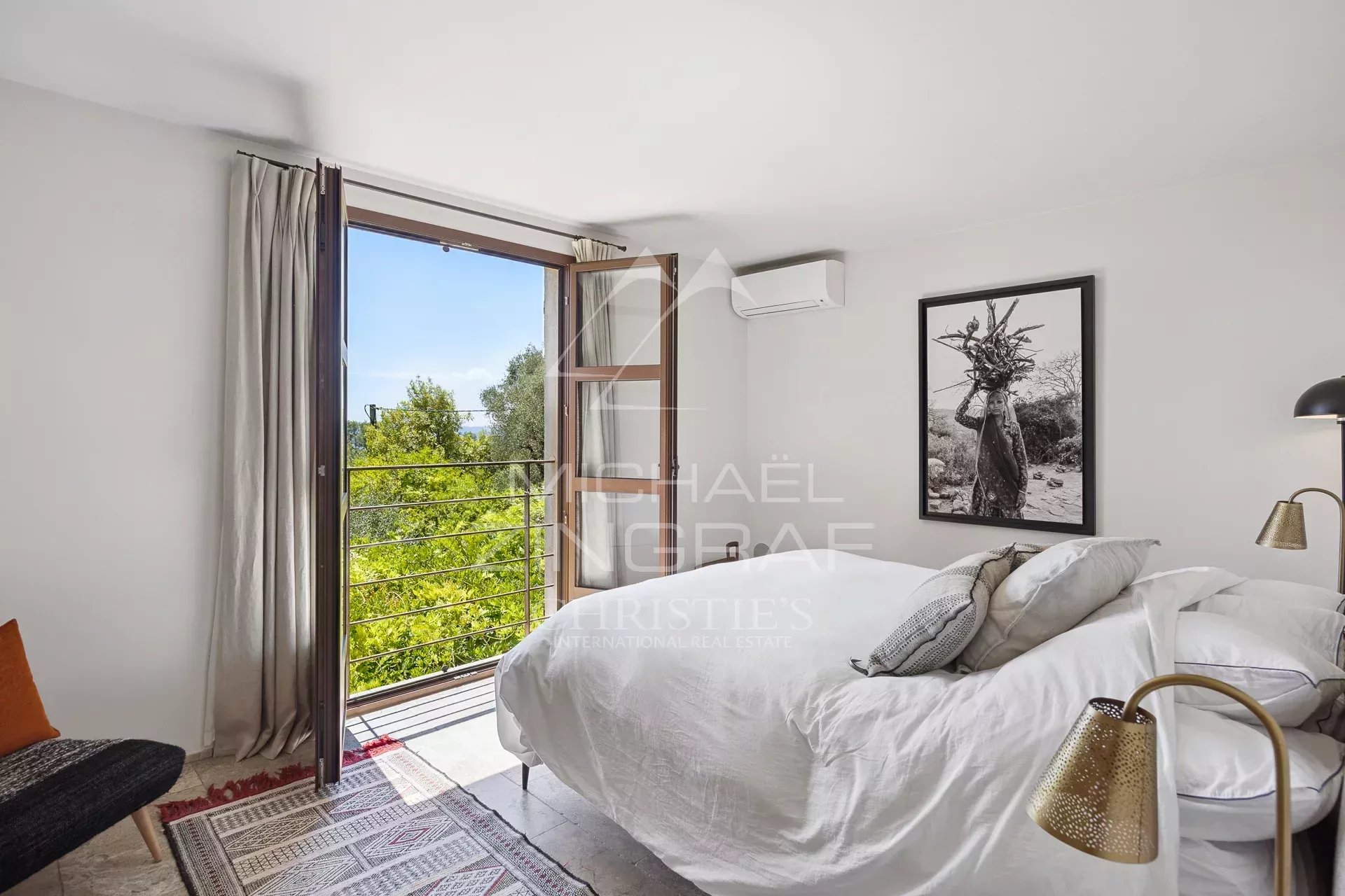 Room in a Mediterranean villa in Châteauneuf-Grasse with a view of nature.
