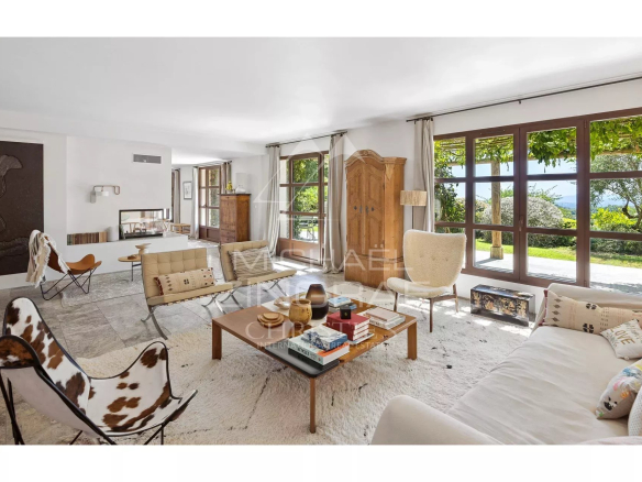 Interior of a Mediterranean villa in Châteauneuf-Grasse, with a bright living room and contemporary furniture.