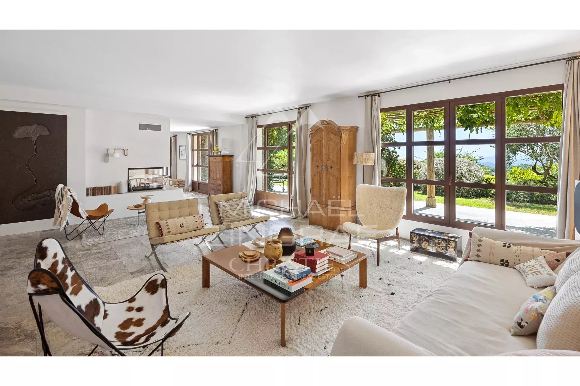 Interior of a Mediterranean villa in Châteauneuf-Grasse, with a bright living room and contemporary furniture.