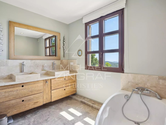 Modern bathroom with wooden sink and bathtub in Châteauneuf-Grasse