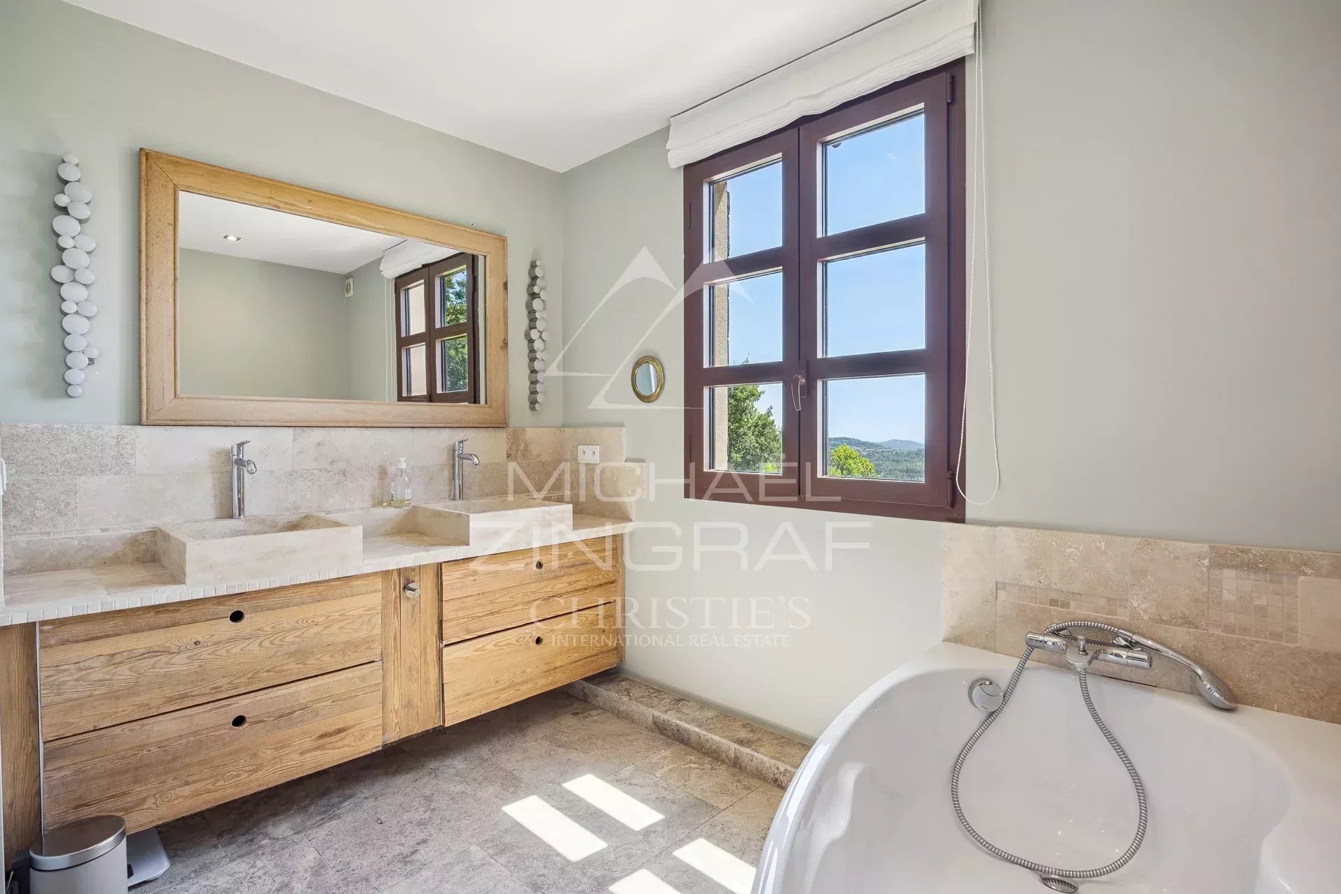 Modern bathroom with wooden sink and bathtub in Châteauneuf-Grasse