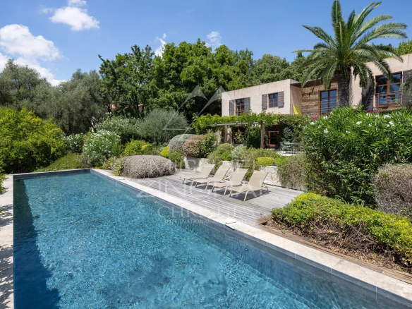 Mediterranean villa with swimming pool surrounded by greenery in Châteauneuf-Grasse