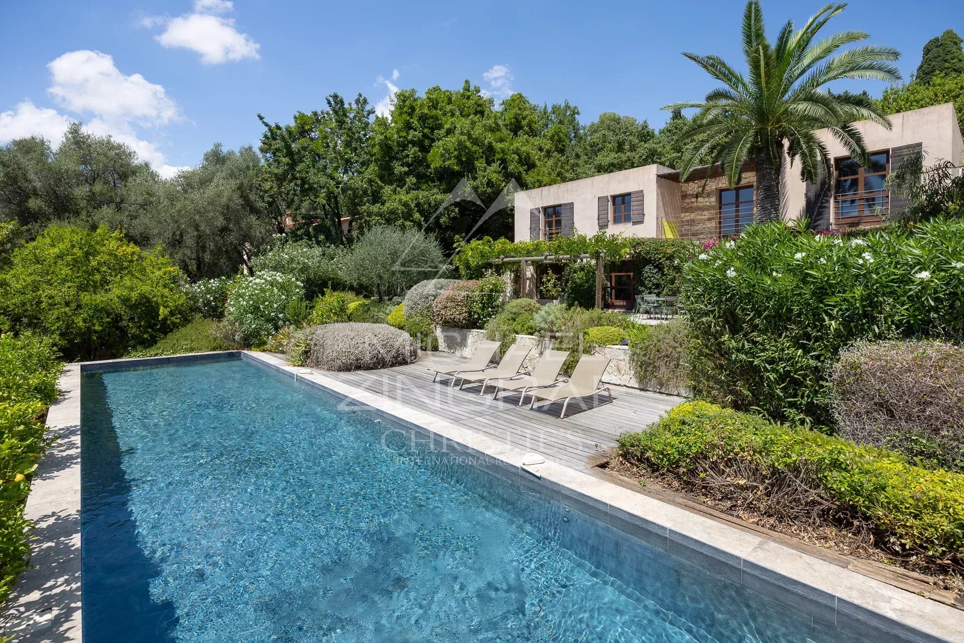 Mediterranean villa with swimming pool surrounded by greenery in Châteauneuf-Grasse