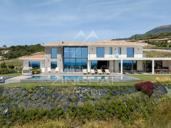 Villa contemporaine avec piscine et vue sur la mer à Roquefort-les-Pins.
