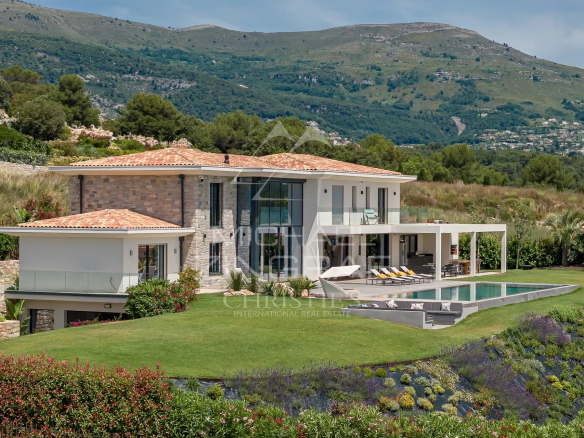 Villa contemporaine avec piscine et vue sur la mer à Roquefort-les-Pins.