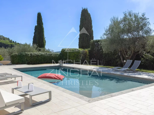 Villa moderne avec piscine à Grasse, entourée d'oliviers et d'un jardin paysager.