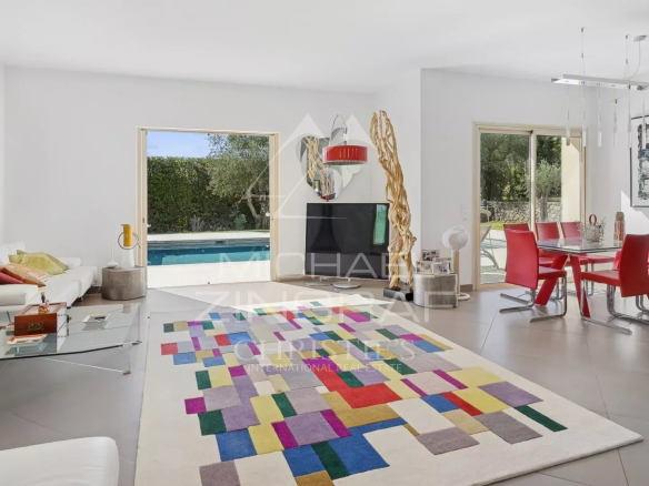 Intérieur d'une villa moderne avec piscine, salon lumineux et décoration contemporaine à Grasse.