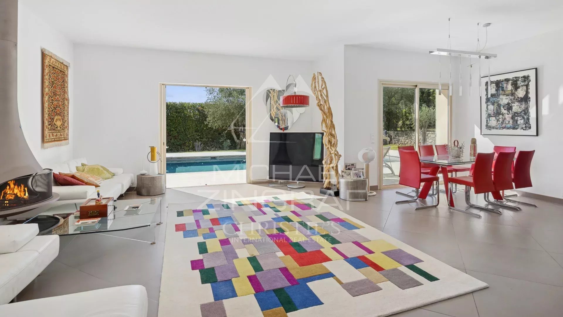 Intérieur d'une villa moderne avec piscine, salon lumineux et décoration contemporaine à Grasse.