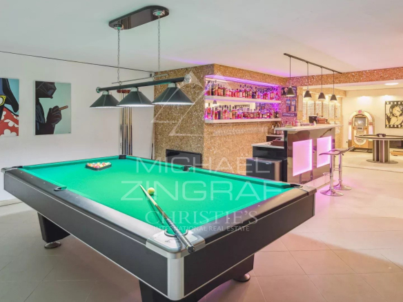 Intérieur d'une villa avec billard et bar, décoration moderne et éclairage coloré