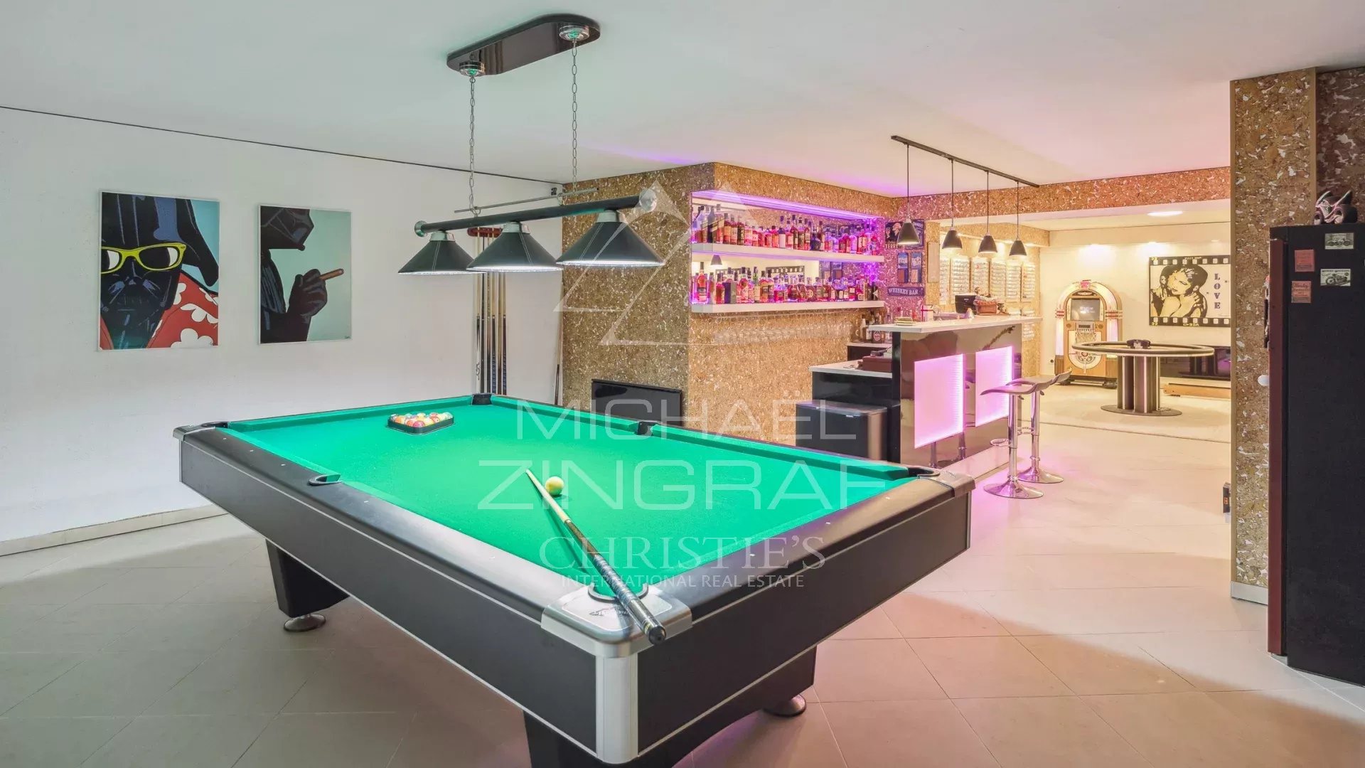 Intérieur d'une villa avec billard et bar, décoration moderne et éclairage coloré