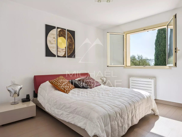 Chambre d'une villa à Grasse avec vue sur un jardin.