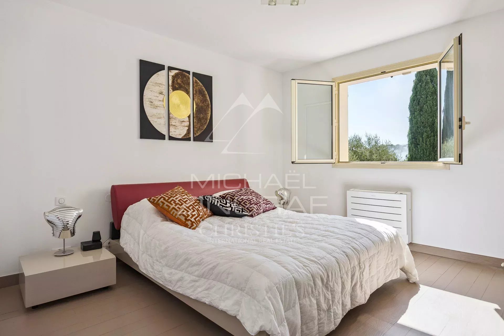 Chambre d'une villa à Grasse avec vue sur un jardin.