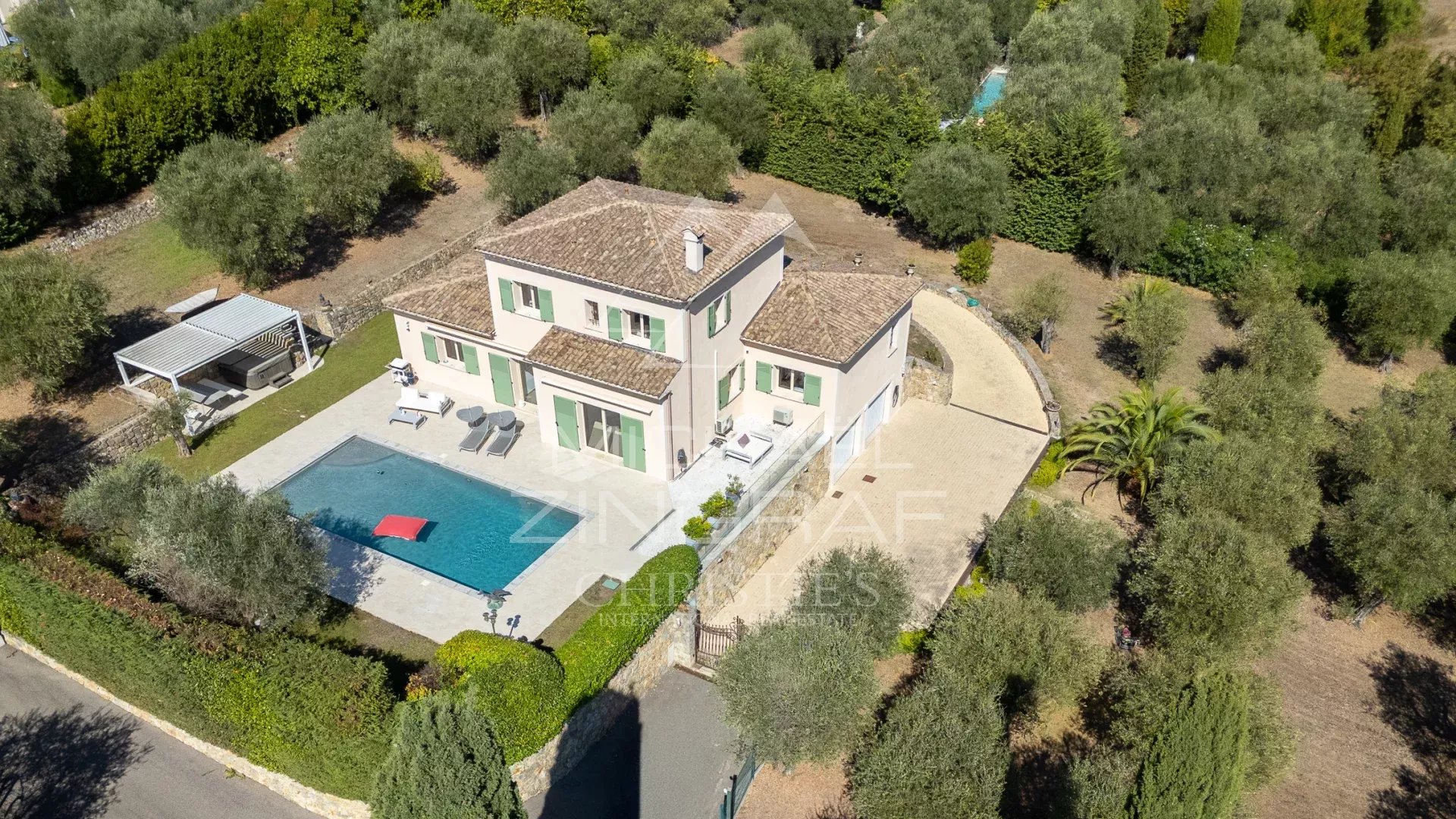 Villa moderne avec piscine et oliveraie à Grasse, terrain de 5000 m².