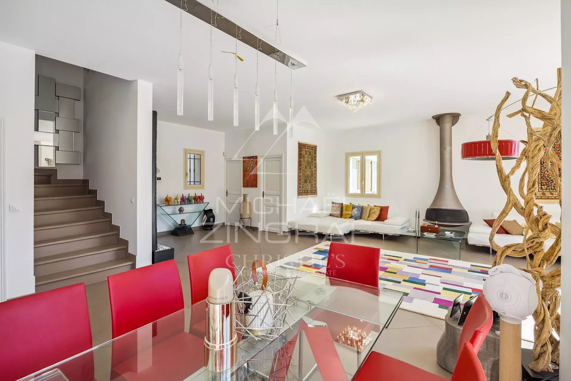 Intérieur d'une villa moderne avec salon lumineux et salle à manger, meubles contemporains.