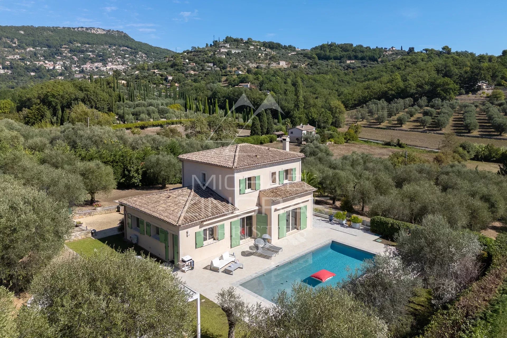 Villa moderne avec piscine entourée d'oliviers à Grasse, France.