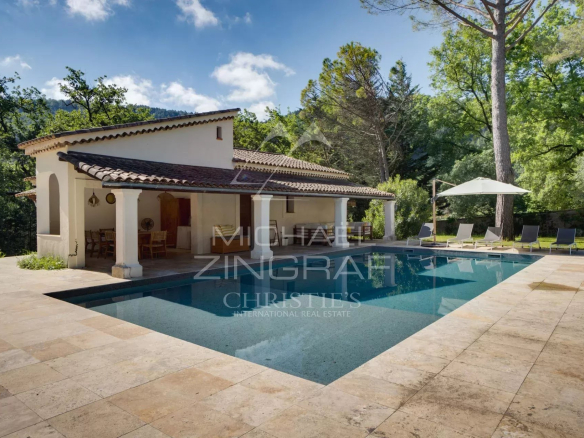 Stone property with swimming pool and terrace in a natural setting in Le Bar-sur-Loup.