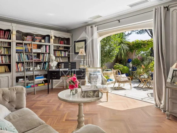Interior of a charming estate in Draguignan with library and access to a garden.