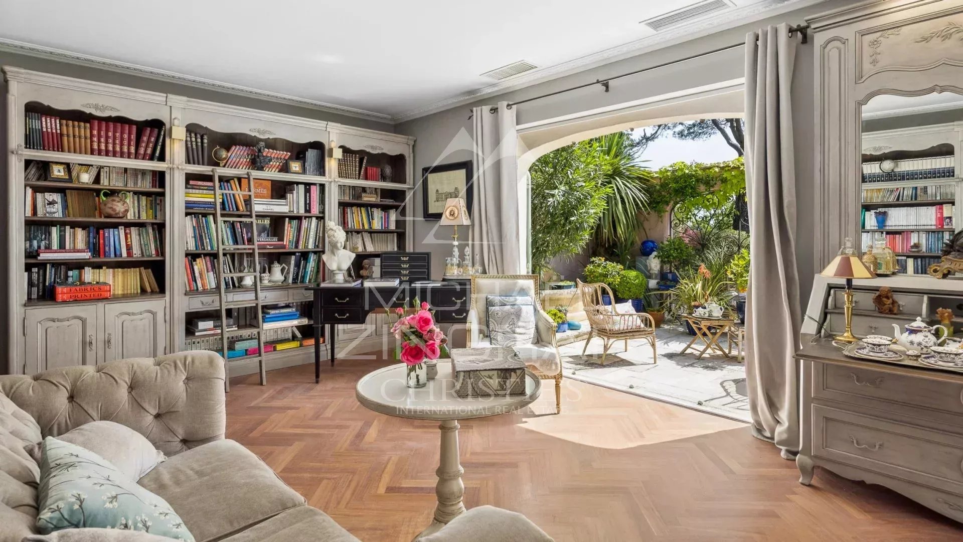 Interior of a charming estate in Draguignan with library and access to a garden.