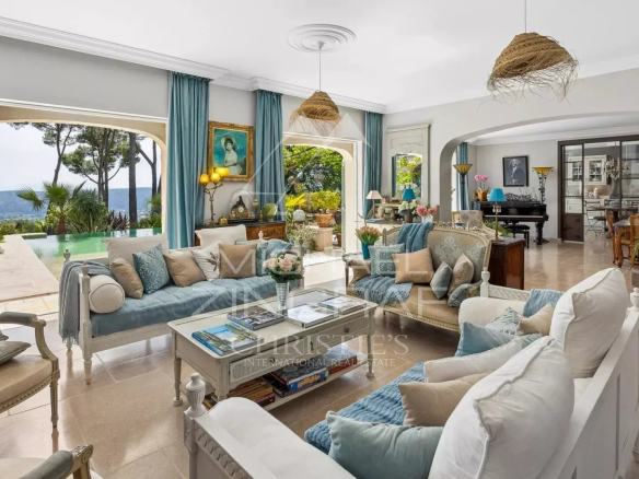 Interior of a charming estate in Draguignan, with elegant living room and views of nature.
