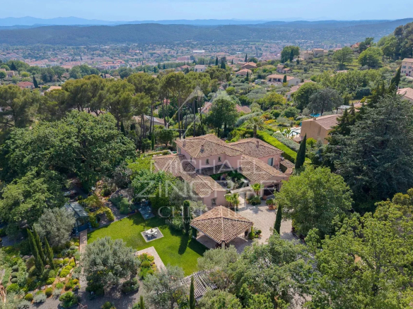 Aerial view of a charming estate in Draguignan, surrounded by greenery and mountains.