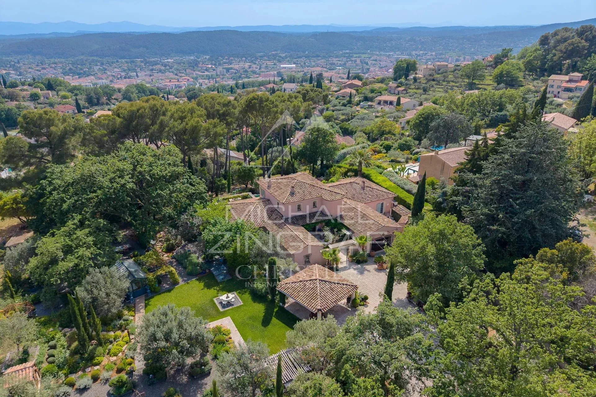 Aerial view of a charming estate in Draguignan, surrounded by greenery and mountains.