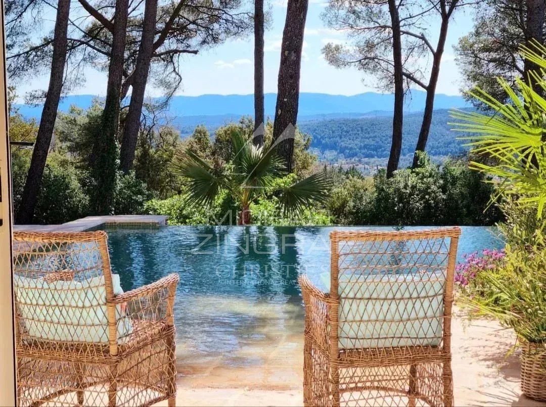 View of an estate with swimming pool and wicker chairs, surrounded by nature in Draguignan.