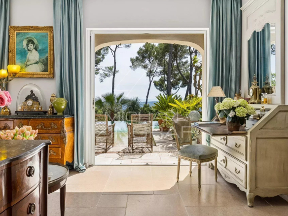 Interior of a charming estate in Draguignan with views of nature and the sea.